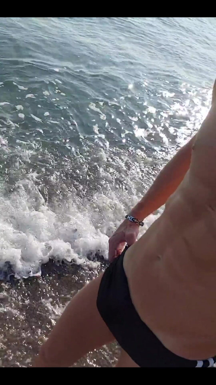 Boy jerking off: Утренняя прогулка по пляжу