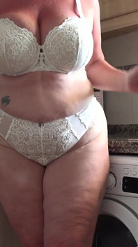 Auntjudys - la tua moglie tettona melody si masturba con te in cucina
