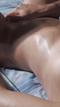 Aku lagi asik vibratorku sampai muncrat banyak banget