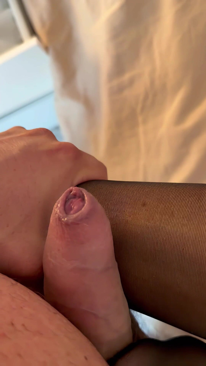 Sugar Blonde XO: 蒂娜穿着高跟鞋、内衣和黑色丝袜，用脚、高跟鞋自慰 Loulou，像荡妇一样吸吮和操他