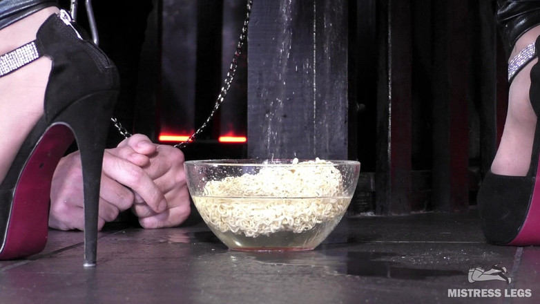 Mistress Legs: Abendessen für sklaven: Instant-Nudeln mit goldenem nektar getränkt und schmutzige...