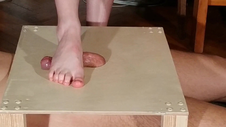 Beth Kinky: Доміна босими ногами топче член і дрочить ногами, частина 1 hd