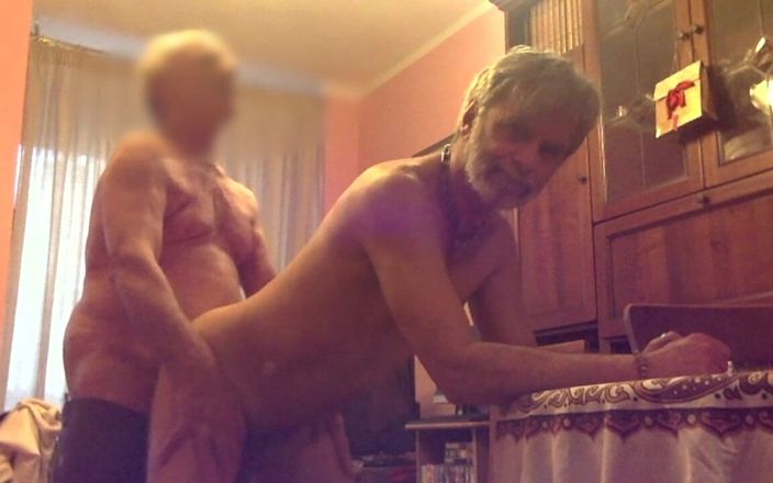 Nypster: Creampie colossal dans le cul : un homme de 84 ans remplit...