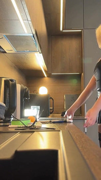 Incrivelmente bonita garota gostosa e com tesão em meias na cozinha mostra sua buceta apertada e bunda