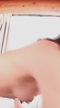 친구와 쓰리섬을 즐기는 섹시한 아시아 소녀 Akubi 그리고 Yuma