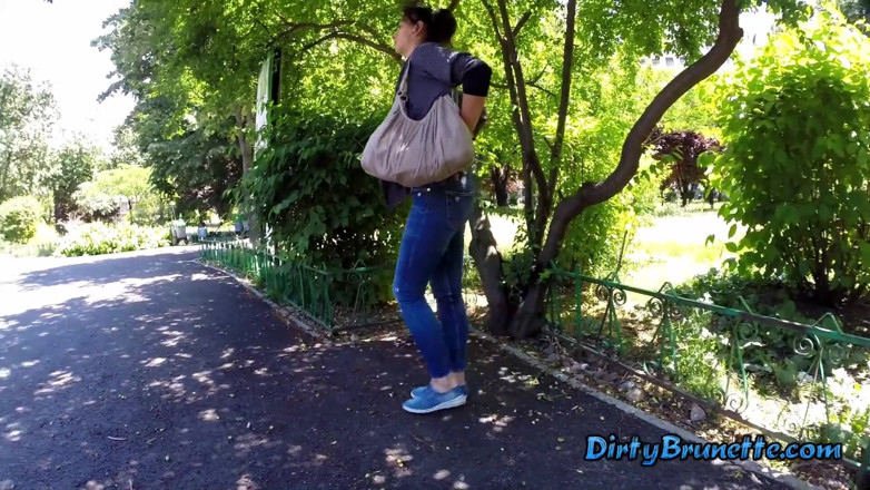 Dirty Brunette: Eu a desafio a brincar com sua buceta através de...