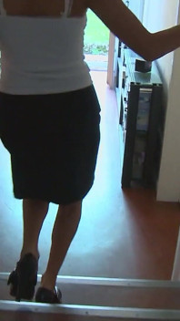 热辣的金发女郎变得饥渴，并勾引老板好好地做爱