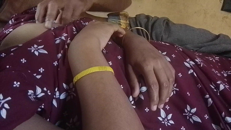 LEGSCOUPLE12: Mallu Girline Její manžel mačká a masíruje si prsa