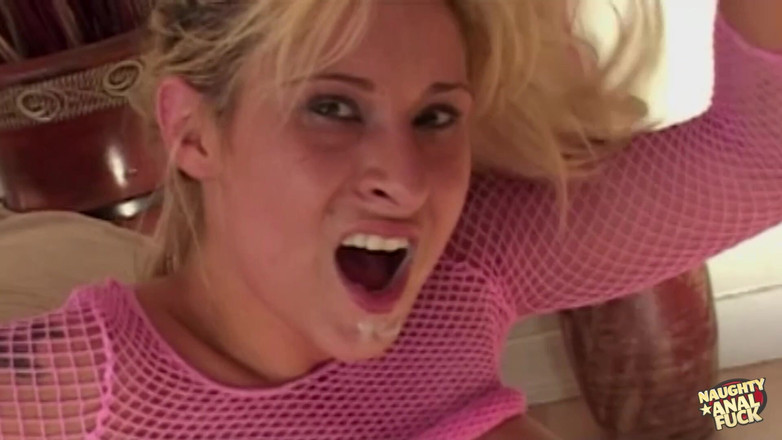 Naughty anal fuck: Szczupła blondynka z fałszywymi cyckami i wysokimi obcasami jest przywożona...