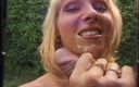 Anal Invasion: Anal cu blondă cu țâțe mari a pătruns în sex în trei în grădină