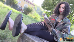 Foot Fetish HD: Dollyc la bombasse sexy exhibe ses pieds sur un puits...