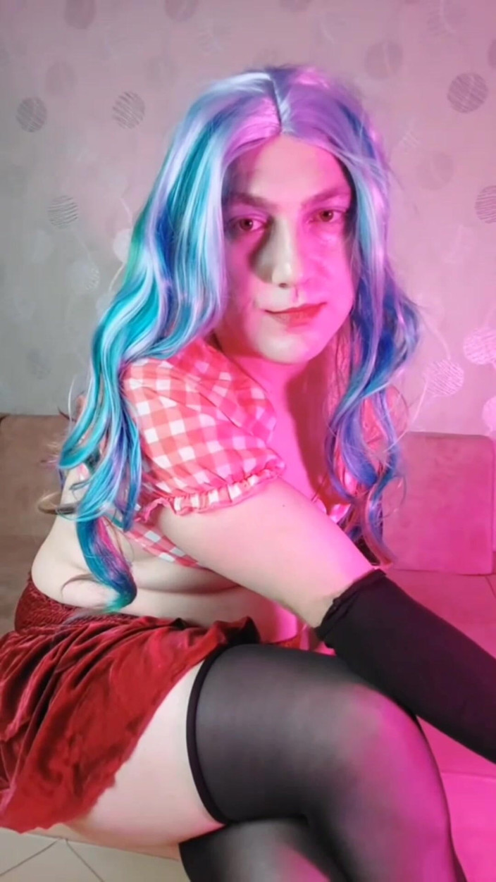Kitty_Cross: Mooie femboy in panty schattige rok rode ambiance