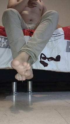 Tomas Styl: Femeie latino pune cremă albă pe picioare