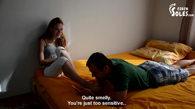Czech Soles - foot fetish content: Zadržuje chodidla po běhu