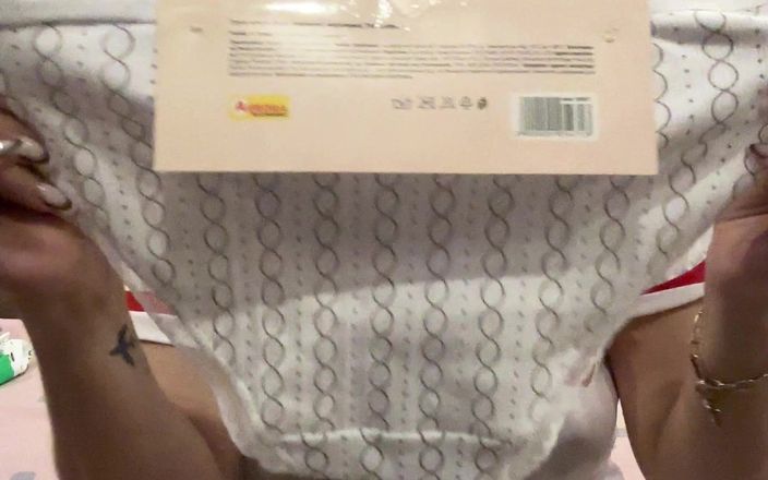 LarisaCum: Aku lagi pamer celana dalamku!