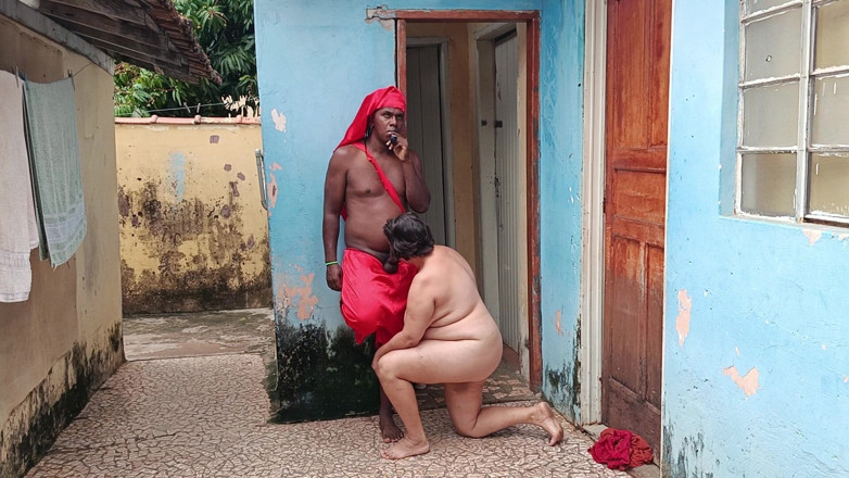 Sharinga: Look Who Came to Visit Her
