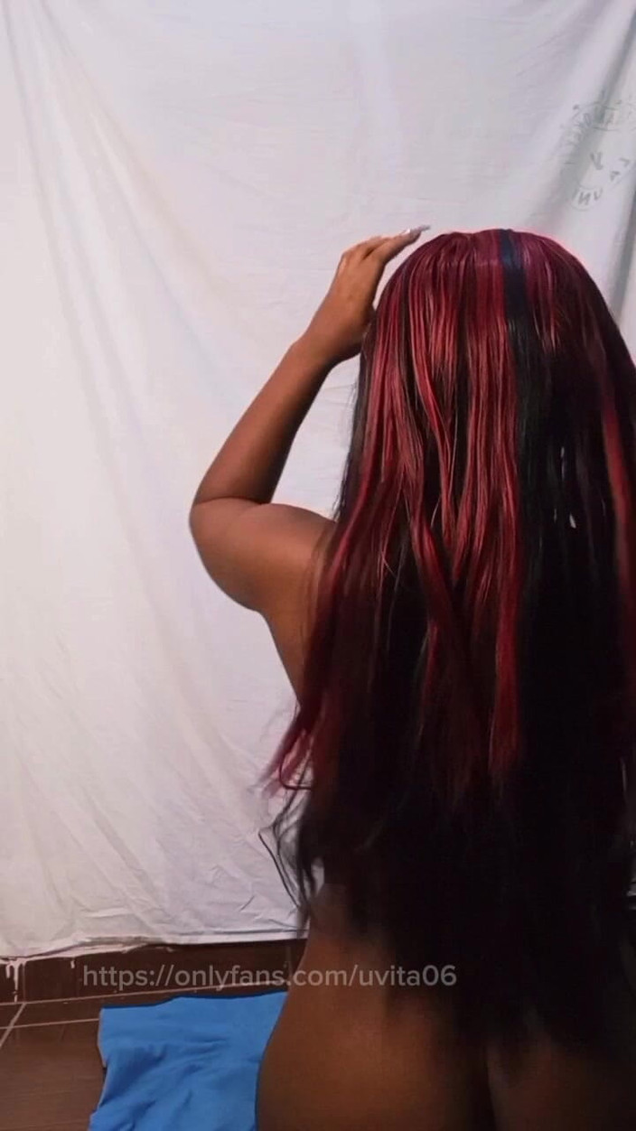 Minayi: Büyük götümün tadını çıkar fındığı dans ediyor ve şehvetli bir şekilde böyle hareket...