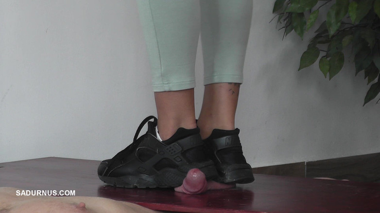 Sadurnus: Пока Nomi разговаривает по телефону, раб испытывает оргазм