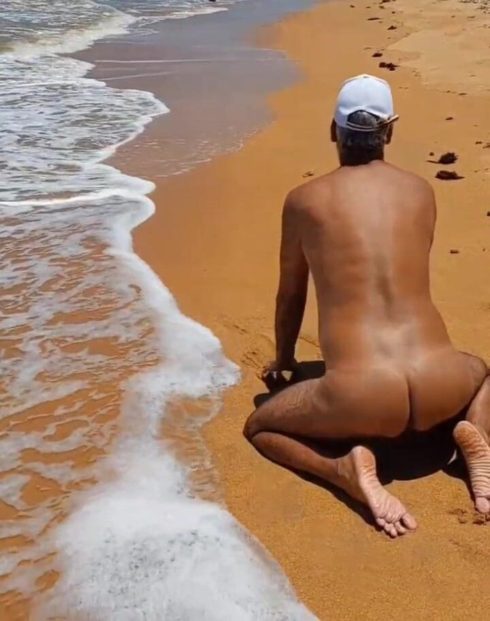 Ladysilvas: Ladysilva Femboy Pekada på stranden visar upp sin heta garvade...