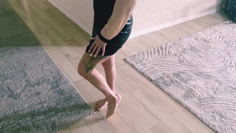 Vik1one: En mäklare med glasögon visade lägenheten men kunde inte vägra...