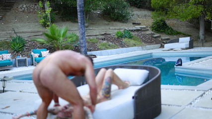 Alfiecinematic: Dövmeli sarışın bebek Kitt Jones