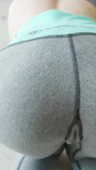 쪼이는 후장을 훈련하는 방법을 아는 레깅스 입은 배다른 여동생