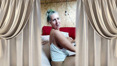 Lukerya: Casalinga sexy Lukerya su un grande letto