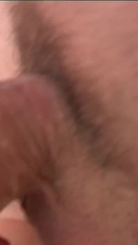 O curvă nimfomană cu țâțe naturale uriașe are parte de două pule grase într-o sesiune de penetrare dublă sălbatică