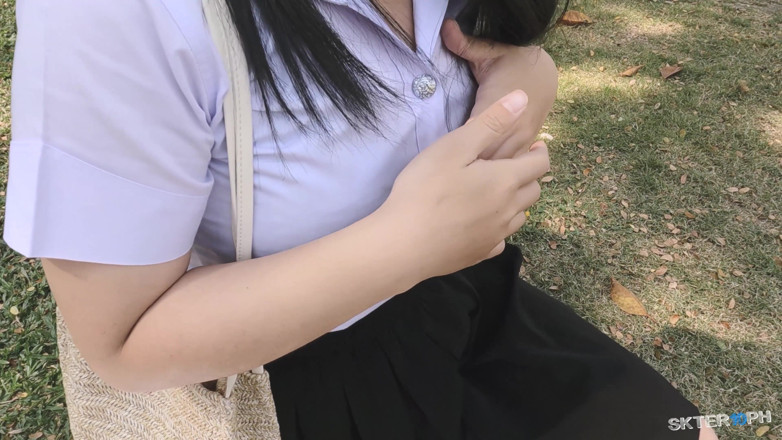 18_honey: Cewek thailand thailand lagi asik nyepong kontol di dalam mobil