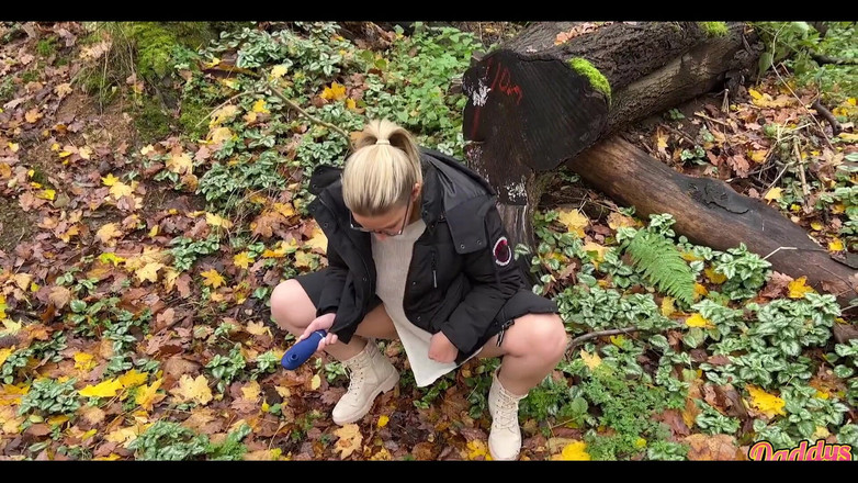 Daddys Luder: 极度饥渴的熟女屄在户外潮吹