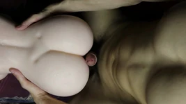 Arrosé d’une beauté élastique avec une énorme portion de sperme chaud, il lui a recouvré tout le dos