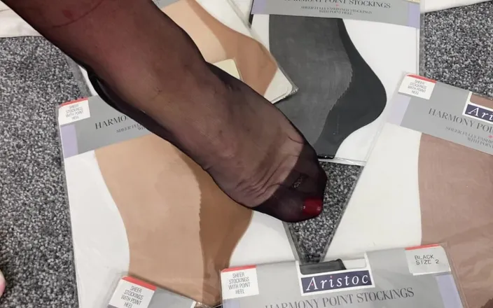 Mr MF: Mrs Mature Feet Wearing Her Original Harmony Points