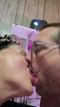 Jocul Tounge s-a sărutat fierbinte cu Toate Tounge au