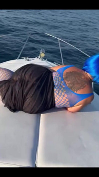 Ein Modell im Charakter auf einer Yacht