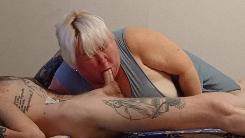 Zona901: Sousedka miluje, když jí stříkám do pusy s horkým spermatem