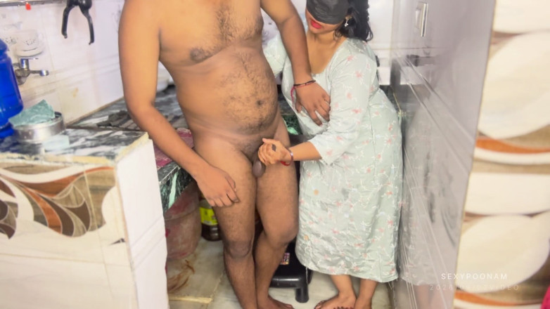 Badal09: Stepsister-in-law's Saree Slipped in the Kitchen - Stepbrother-in-law Squeezed Her Before...