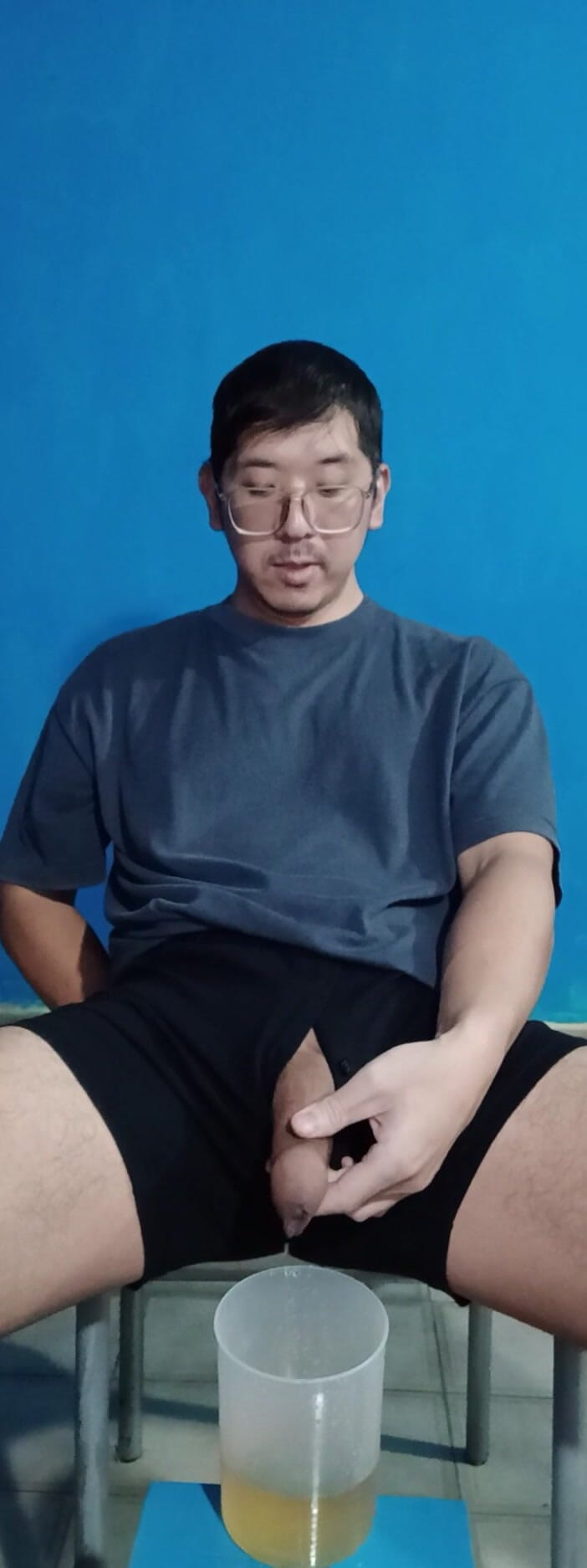 gyoenasianbigdick: Eerste keer een pisvideo doen