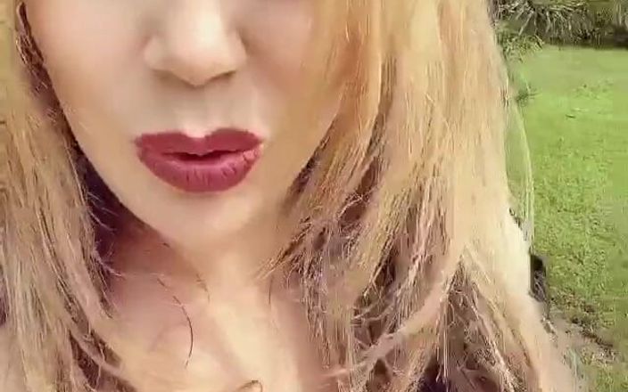 Alicia Rhodes: Mmm'de büyük binişimde çimleri biçtikten sonra zonklayan kedicikimin orta yaşlı seksi...