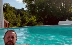 Middagplezier in het zwembad met papa