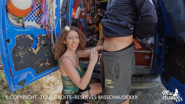 Misschaudexxx: Misschaudexxx Elektrikář mě zastaví uprostřed ulice a rozbije mě jako...