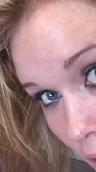 Eine schöne blonde dame sasha knox bekommt ihren mund mit sperma von typen gefüllt