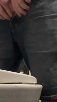 Chico Heterosexual Amateur En Pantalones Cortos De Jeans Con Grandes Bolas Colgantes Atrapado Meando Manos Libres