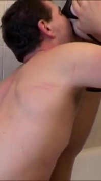 Luis s'exhibe en baisant une MILF dans la baignoire