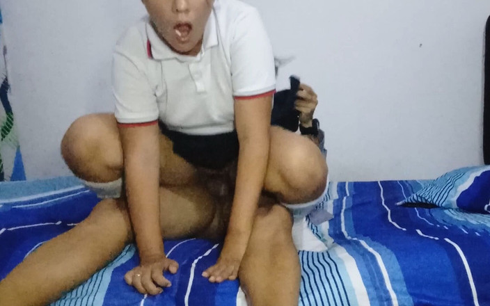 Kanu Eel: 我的继女把她的阴户给了我，以换取她的手机