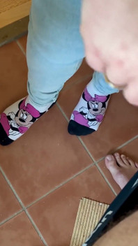 Handjob im badezimmer, schöne füße