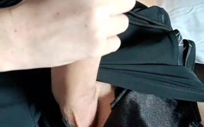SkinnyWithAHugeDick: Tangan mungilnya bikin aku muasin memekku jadi buru-buru