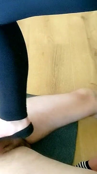 Ostry ballbusting w czarnych skarpetkach!