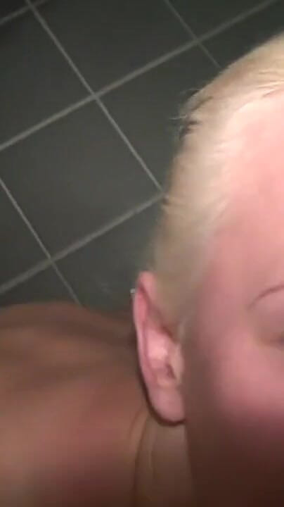 Facial in Der Sauna (Blonde Hexe)