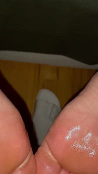 Dessous de pieds huilées amateur sexy