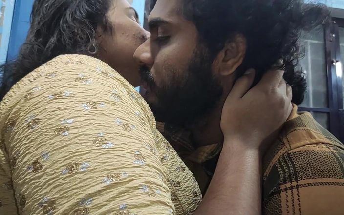 Vaishnavysharunraj: Röd halv Saree navel slickar romantik